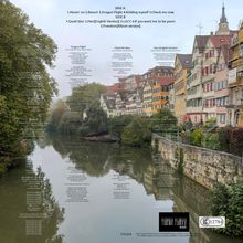 Im Vordergrund Liedtexte und Tracklist. Dahinter ein Fluss, gesäumt von bunten, alten Häusern und Bäumen.