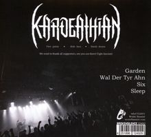 Logo mit dem Text "KHADAVIAN". Unten eine Bühne, auf der Musiker vor einem begeisterten Publikum auftreten.