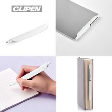 Text: CLIPEN. Ein weißer Stift dient als Lesezeichen und wird in einer Hand gehalten.