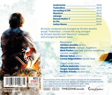 Ein Mann sitzt am Ufer, blickt auf das Meer. Songtitel und Musikinformationen in Blau und Schwarz stehen rechts.