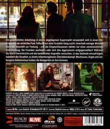Eine angespannte Filmszene in einem Supermarkt zeigt Konflikte und Bedrohung. Menschen kämpfen ums Überleben.