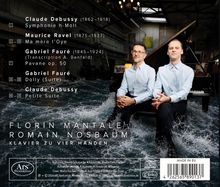 Texte von Debussy, Ravel, und Fauré. Zwei Männer in blauen Hemden sitzen vor einem Flügel, umgeben von Wasser.
