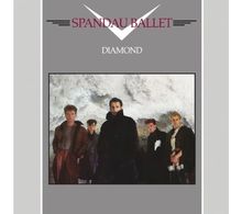 Text: „SPANDAU BALLET DIAMOND“. Fünf Männer in dunkler Kleidung vor einem wolkigen, hellen Hintergrund. Covergestaltung.