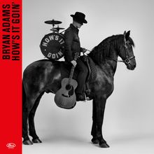 "BRYAN ADAMS HOW'S IT GOIN’" steht auf einem roten Streifen. Ein Mann reitet auf einem Pferd, hält eine Gitarre.
