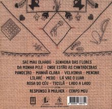 Texte: SAI MAU OLHADO, SENHORA DAS FLORES, DA MINHA PELE, und weitere. Hintergrund: Jute-Textur mit Zeichnungen.