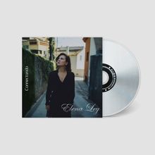"Connectando" und "Elena Ley" stehen auf einem Albumcover. Eine Frau in einem schwarzen Kleid steht in einer Gasse.