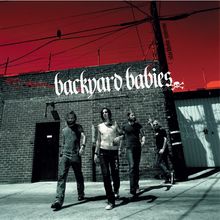 "backyard babies" in großer Schrift an einer Backsteinwand, roter Himmel, vier Männer laufen in lässiger Haltung.