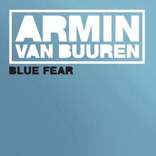 „ARMIN VAN BUUREN, BLUE FEAR“. Ein einfacher, blauer Hintergrund mit weißen und schwarzen Schriftzügen.