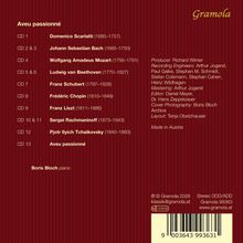 "Aveu passionné." CD-Liste mit Komponisten wie Scarlatti, Bach und Mozart. Rechts Infos zu Produktion und Hersteller: "Made in Austria". Hintergrund in Rot mit feinen Streifen.
