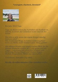 "Ein Jahr. 365,3 Tage." 
Text über Herausforderungen eines Jahres voller Schmerz und Hoffnung. 
Foto einer Person draußen. Beige Hintergrund.
