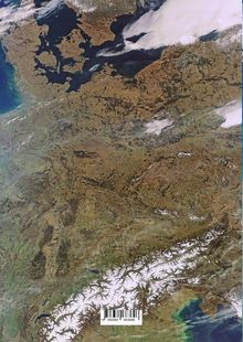 gii 783384 663696. Satellitenbild von Europa, zeigt grüne und braune Landschaften, weiße Alpen im Süden.