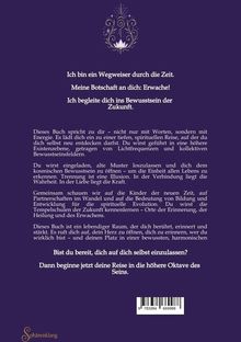 "Oberer Text: Ich bin ein Wegweiser durch die Zeit. Meine Botschaft an dich: Erwache! Ich begleite dich ins Bewusstsein der Zukunft.  
Bildbeschreibung: Ein dekoratives Logo mit floralen Elementen und einer stilisierten Blume befindet sich oberhalb des Textes. Darunter folgen Absätze, die über eine spirituelle und transformative Reise sprechen. Der untere Abschnitt stellt Fragen zur eigenen Bereitschaft für diese Reise. Ein Barcode und der Text 'Sphärenklang' befinden sich am unteren Rand."