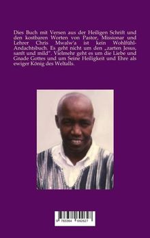 Text: Aussagen über ein Buch mit Versen, Pastor Chris Mwalwa, Liebe und Gnade Gottes, König des Weltalls.  
Bild: Mann in traditioneller Kleidung.