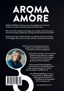 Text „AROMA AMORE“ in großer, weißer Schrift. Foto einer lächelnden Frau unten links, schwarzer Hintergrund.