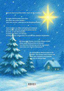 Ein Stern leuchtet über schneebedeckten Bäumen und einem Haus unter klarem Himmel mit kleinen funkelnden Sternen.
