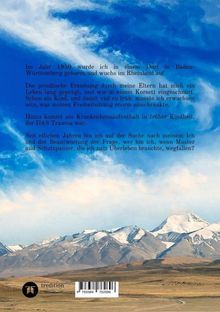 Text über Geburt und Erziehung in Deutschland, Suche nach Identität, Berglandschaft mit blauem Himmel im Hintergrund.