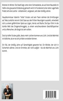Text über eine Mordermittlung in Bremen, Winter. Foto eines älteren Mannes in schwarzer Lederjacke, lächelnd. Barcode unten.