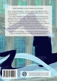 Text über Vertrauen, Magie und Helden. Illustration: Silhouette vor großen, gotischen Fenstern mit Schneeflockenmotiv.