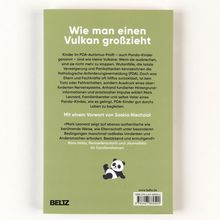 Ein Buchrücken mit dem Titel "Wie man einen Vulkan großzieht". Unten ist eine Illustration eines kleinen, liegenden Pandas.