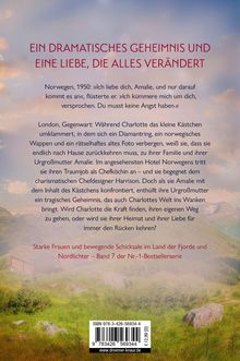 EIN DRAMATISCHES GEHEIMNIS UND EINE LIEBE, DIE ALLES VERÄNDERT. Landschaft mit Bergen und Wiesen im Hintergrund.