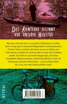 Eine Frau steht lächelnd neben einem Kajak am Ufer, umgeben von Bäumen. Unten ist ein Fahrrad mit Gepäcktaschen abgebildet.