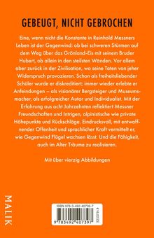 Zu lesen sind "GEBEUGT, NICHT GEBROCHEN" und eine Beschreibung von Reinhold Messners Leben und Errungenschaften.