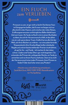 "Ein Fluch zum Verlieben" in großen Buchstaben auf einem dekorativen blauen Hintergrund.