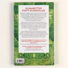 KLIMARETTER STATT KLIMAKILLER. Text über KI, Energieverbrauch und Klimaschutz. Aussagen von Experten auf grünem Schaltplan-Hintergrund.