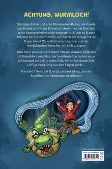 "Achtung, Wurmloch!" steht oben. Darunter fällt ein Junge, gefolgt von einem grünen Dinosaurier, durch ein Wurmloch.