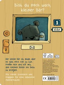 "Bist du noch wach, kleiner Bär?" Ein schlafender Bär mit Vogel im Holzrahmen, Text ermutigt zum Helfen beim Einschlafen.