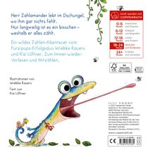 Ein freundlicher, bunter Salamander mit großer Zunge im Dschungel, fröhlich umgeben von Blättern und Fliegen, wirkt lebendig.