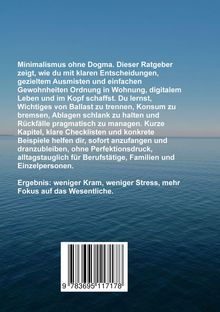 Ein Text über Minimalismus ohne Dogma; Buchcode: 9783695117178. Hintergrund: ruhige Wasseroberfläche unter blauem Himmel.