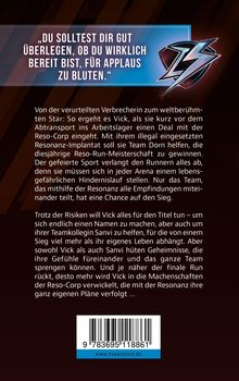Zitat: „Du solltest dir gut überlegen, ob du wirklich bereit bist, für Applaus zu bluten.“ Illustration von Blitz-Logo. Schrift über Vicks Reise vom Verbrechen zum Ruhm und den Gefahren der Resonanz.