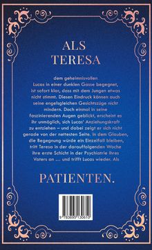 Blaues Design mit dekorativen Mustern. Text: "ALS TERESA dem geheimnisvollen Lucas in einer dunklen Gasse begegnet... PATIENTEN."