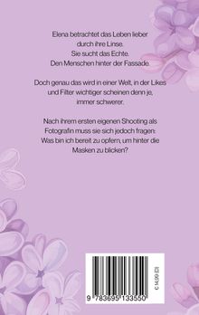 Text: Elena sucht das Echte hinter Fassaden. Frage: Was opfern, um Masken zu blicken? Hintergrund: Lila Blumenillustration.
