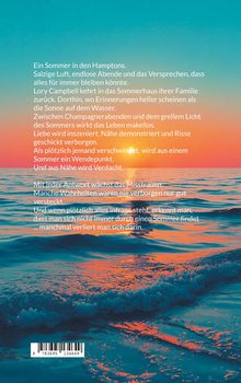 Ein Sommer in den Hamptons. Ein Sonnenuntergang über ruhigem Meer, warme Farben spiegeln sich im Wasser.