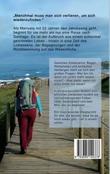 Ein Zitat über Selbstfindung, gefolgt von einem Text über Manuelas Reise auf dem Jakobsweg. Eine Frau wandert an der Küstenpromenade.