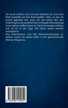 Text über Sarahs Entdeckung ihrer Zauberkräfte und Herausforderungen. Brauner Barcode auf blauem Hintergrund.