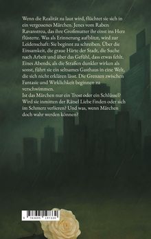 Text über Flucht in ein Märchen, Realität, Fantasie. Verregnete Silhouette einer Stadt, im Vordergrund eine weiße Rose.