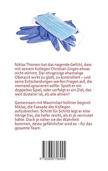 Ein blauer Mundschutz liegt auf blauen Handschuhen. Darunter steht ein spannender Krimitext über Intrige und Wahrheit.
