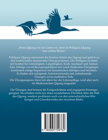Zitat über Qigong als schöne Blume. Text über Wildgans-Qigong und Qigong-Übungen. Oben fliegende Gänse-Silhouette.