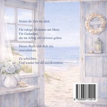 Texte: "Nimm dir Zeit für dich." "Für ruhige Momente am Meer." Illustriert: Fensterblick auf Strand, Blumenkrug, Laterne.