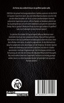 Text über ein misslungenes Quantenexperiment und ein mysteriöses Portal. Unten ein Astronautenlogo und ein Barcode.