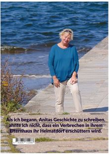Text: "Als ich begann, Anitas Geschichte zu schreiben, ahnte ich nicht, dass ein Verbrechen in ihrem Elternhaus ihr Heimatdorf erschüttern wird." Eine Person steht auf einem Weg am Wasser.