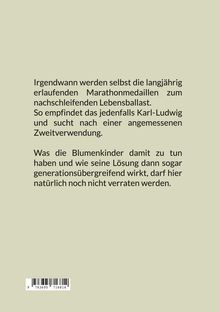 Ein Text spricht über Marathonauszeichnungen als Lebensballast und sucht nach Zweitverwendung. Blumen und Generationen werden erwähnt.