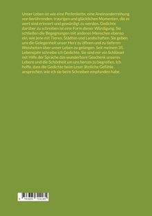 Ein grüner Hintergrund mit einem Text über das Leben als Perlenkette, die Wichtigkeit von Poesie und persönlichen Erfahrungen.