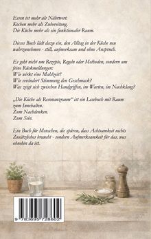Texte über die Bedeutung von Essen und Küche. Darunter: Barcode, Pflanze, Glas, Gewürze auf einem Tisch.