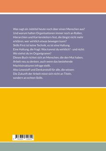 Text spricht über die Bedeutung von Fähigkeiten über Jobtitel. Orange und gelbe Farbbereiche, ein Barcode.