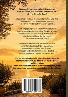 Texte beschreiben Veränderungen und Neuanfänge, vor einem Sonnenuntergang über einem Meer, umrahmt von Pflanzen.