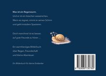Texte beschreiben Max, den Regenwurm, der bei Regen einen Schirm benutzt. Illustration einer lächelnden Schnecke.